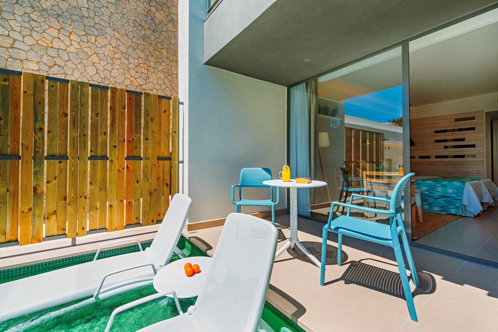 PMI_73322_FERGUS_STYLE_PALMANOVA_0816_15