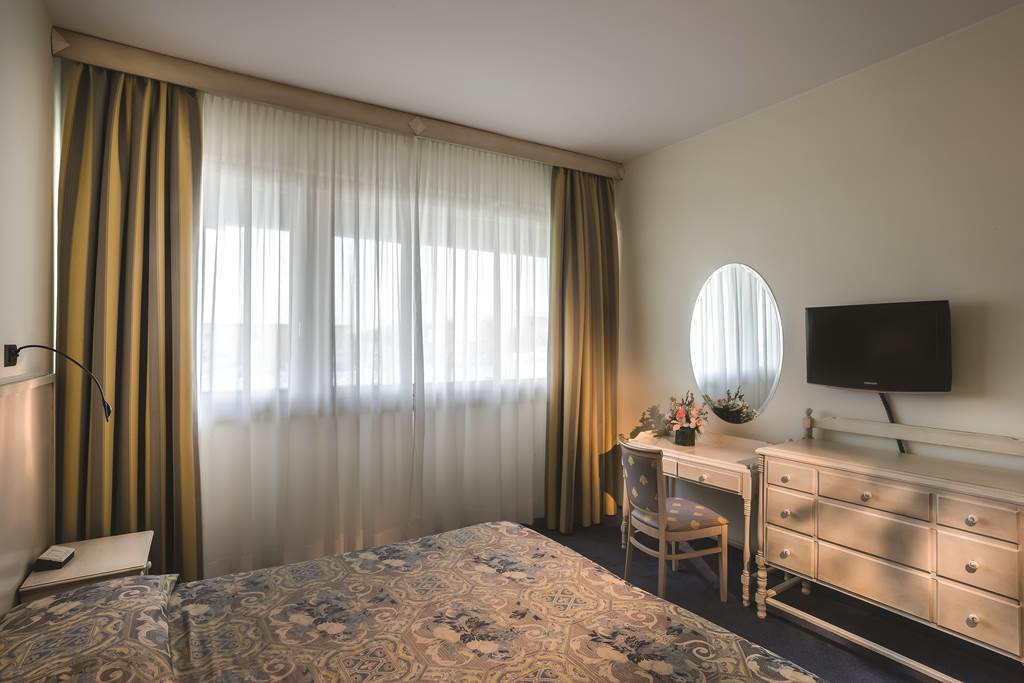 PSA_72948_GRAND_HTL_CONTINENTAL_0116_04