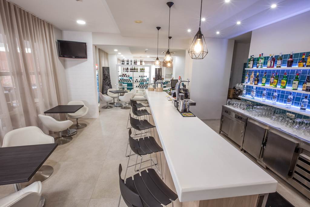 FAO_79341_Vitors_Plaza_Slide_Splash_0918_57